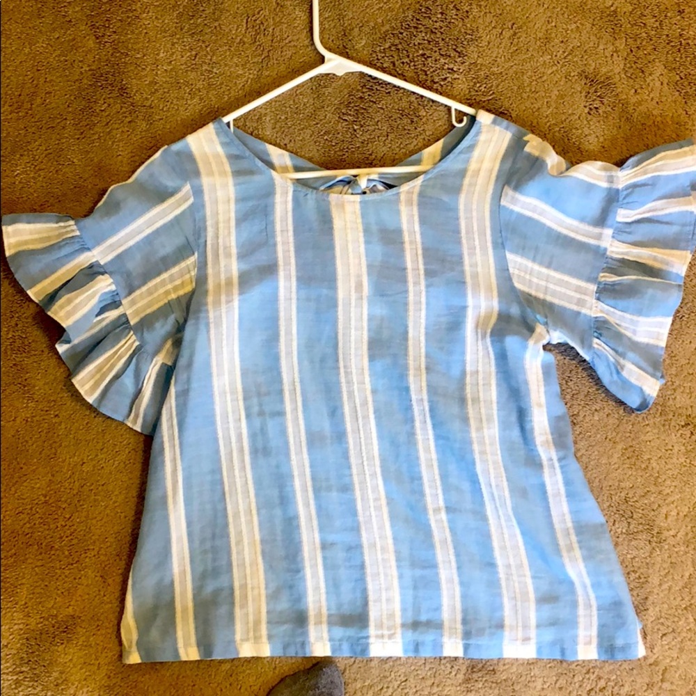 Blue&White top w/flowy sleeves and open tie back